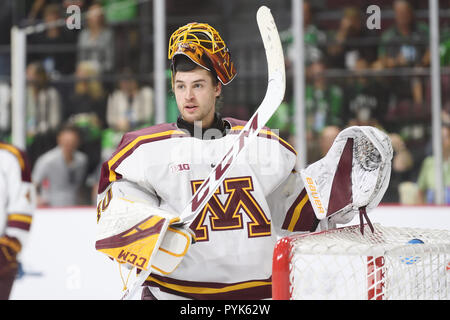 Oktober 27, 2018 Minnesota Golden Gophers Torwart Mat Robson (40) während einer Pause im Spiel an der NCAA Men US Hockey Hall of Fame Spiel zwischen den Minnesota Golden Gophers und von der Universität von North Dakota Kampf gegen die Falken an der Orleans Arena in Las Vegas, NV. North Dakota besiegt Minnesota 3 -1. Foto von Russell Hons/CSM Stockfoto