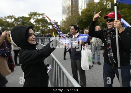 New York, USA 28. Oktober 2018. Ein Gegner von Präsident Trump und pro-Trumpf gegen Demonstranten argumentieren bei einer Anti-Trumpf-Rallye für die Amtsenthebung von Präsident Donald Trump im New Yorker Battery Park. Credit: Joseph Reid/Alamy leben Nachrichten Stockfoto