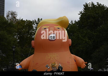 New York, USA 28. Oktober 2018. Eine 20-Fuß hohen Ballon, Präsident Trumpf als Baby in Windeln war die Hauptattraktion bei einer Rallye im New Yorker Battery Park durch Demonstranten fordern Trumpf' Amtsenthebungsverfahren. Die Demonstranten haben ähnliche Ballons in anderen anti-Trumpf-Proteste in den USA und Großbritannien die Rallye und März von einer Gruppe von Menschen, die beschuldigt die Präsidenten der Hohen begehen Verbrechen und Vergehen genannt organisiert wurde. Credit: Joseph Reid/Alamy leben Nachrichten Stockfoto