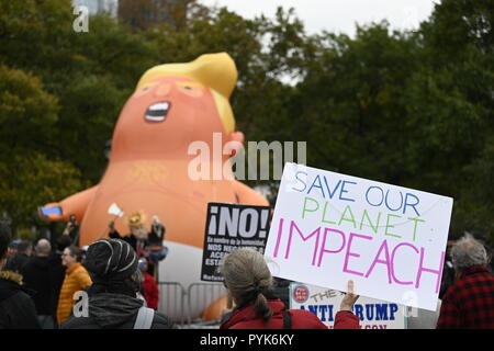 New York, USA 28. Oktober 2018. Eine 20-Fuß hohen Ballon, Präsident Trumpf als Baby in Windeln war die Hauptattraktion bei einer Rallye im New Yorker Battery Park durch Demonstranten fordern Trumpf' Amtsenthebungsverfahren. Die Demonstranten haben ähnliche Ballons in anderen anti-Trumpf-Proteste in den USA und Großbritannien die Rallye und März von einer Gruppe von Menschen, die beschuldigt die Präsidenten der Hohen begehen Verbrechen und Vergehen genannt organisiert wurde. Credit: Joseph Reid/Alamy leben Nachrichten Stockfoto