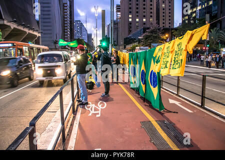 São Paulo, Brasilien, 28. Oktober 2018. Fans feiern Bolsonaro Sieg in São Paulo - der Anhänger des Präsidenten elect Jair Bolsonaro Sieg des Kandidaten an der Avenida Paulista feiern. Credit: Alf Ribeiro/Alamy leben Nachrichten Stockfoto