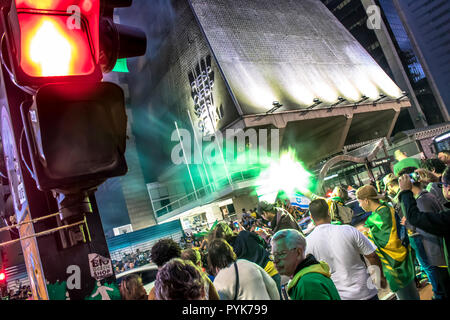 São Paulo, Brasilien, 28. Oktober 2018. Fans feiern Bolsonaro Sieg in São Paulo - der Anhänger des Präsidenten elect Jair Bolsonaro Sieg des Kandidaten an der Avenida Paulista feiern. Credit: Alf Ribeiro/Alamy leben Nachrichten Stockfoto