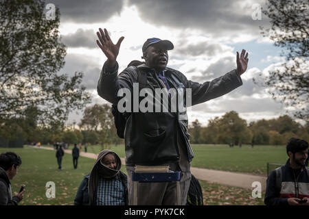 London, Großbritannien. 28. Oktober, 2018. Predigt und Debatten an Speakers' Corner, das öffentliche Sprechen nord-östlichen Ecke des Hyde Park. Credit: Guy Corbishley/Alamy leben Nachrichten Stockfoto