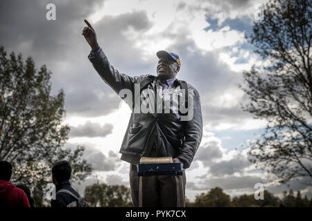 London, Großbritannien. 28. Oktober, 2018. Predigt und Debatten an Speakers' Corner, das öffentliche Sprechen nord-östlichen Ecke des Hyde Park. Credit: Guy Corbishley/Alamy leben Nachrichten Stockfoto