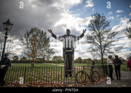 London, Großbritannien. 28. Oktober, 2018. Predigt und Debatten an Speakers' Corner, das öffentliche Sprechen nord-östlichen Ecke des Hyde Park. Credit: Guy Corbishley/Alamy leben Nachrichten Stockfoto