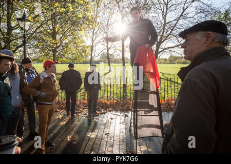 London, Großbritannien. 28. Oktober, 2018. Predigt und Debatten an Speakers' Corner, das öffentliche Sprechen nord-östlichen Ecke des Hyde Park. Credit: Guy Corbishley/Alamy leben Nachrichten Stockfoto