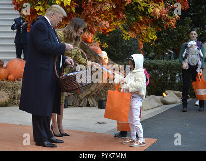 Washington, District of Columbia, USA. 28 Okt, 2018. Präsidenten der Vereinigten Staaten Donald J. Trumpf und die erste Dame Melania Trump willkommen Trick-or-Treaters zum Weißen Haus für Halloween feiern, Oktober 28, 2018, in Washington, DC. Credit: Mike Theiler/Pool über CNP Credit: Mike Theiler/CNP/ZUMA Draht/Alamy leben Nachrichten Stockfoto