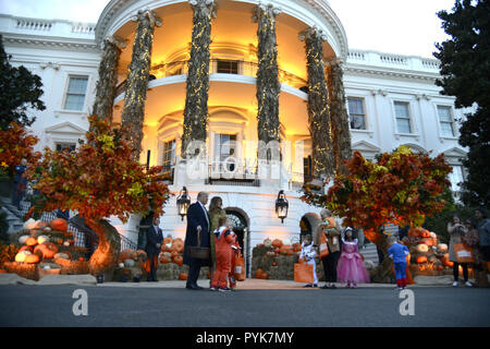 Washington, District of Columbia, USA. 28 Okt, 2018. Präsidenten der Vereinigten Staaten Donald J. Trumpf und die erste Dame Melania Trump willkommen Trick-or-Treaters zum Weißen Haus für Halloween feiern, Oktober 28, 2018, in Washington, DC. Credit: Mike Theiler/Pool über CNP Credit: Mike Theiler/CNP/ZUMA Draht/Alamy leben Nachrichten Stockfoto