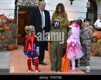 Washington, District of Columbia, USA. 28 Okt, 2018. Präsidenten der Vereinigten Staaten Donald J. Trumpf und die erste Dame Melania Trump willkommen Trick or Treaters zum Weißen Haus für Halloween feiern, Oktober 28, 2018, in Washington, DC. Credit: Mike Theiler/Pool über CNP Credit: Mike Theiler/CNP/ZUMA Draht/Alamy leben Nachrichten Stockfoto