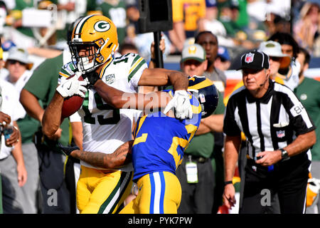 Los Angeles, Kalifornien, USA. 28 Okt, 2018. CA. Green Bay Packers wide receiver Equanimeous St. Braun #19 fängt den Pass und wird durch Los Angeles Rams cornerback Marcus Peters #22 in Aktion, die im dritten Quartal des NFL Football Spiel gegen die Green Bay Packers im Los Angeles Memorial Coliseum Los Angeles, Kalifornien. Obligatorische Photo Credit: Louis Lopez/CSM/Alamy leben Nachrichten Stockfoto