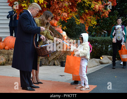 Washington, DC. 28 Okt, 2018. Präsidenten der Vereinigten Staaten Donald J. Trumpf und die erste Dame Melania Trump willkommen Trick-or-Treaters zum Weißen Haus für Halloween feiern, Oktober 28, 2018, in Washington, DC. Credit: Mike Theiler/Pool über CNP | Verwendung der weltweiten Kredit: dpa/Alamy leben Nachrichten Stockfoto