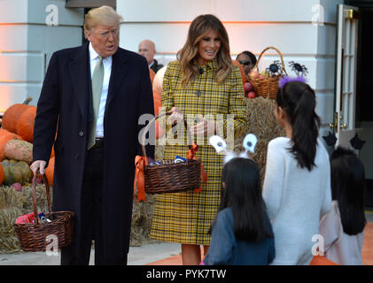 Washington, DC. 28 Okt, 2018. Präsidenten der Vereinigten Staaten Donald J. Trumpf und die erste Dame Melania Trump willkommen Trick-or-Treaters zum Weißen Haus für Halloween feiern, Oktober 28, 2018, in Washington, DC. Credit: Mike Theiler/Pool über CNP | Verwendung der weltweiten Kredit: dpa/Alamy leben Nachrichten Stockfoto