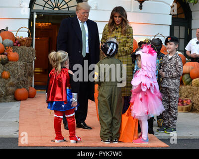 Washington, DC. 28 Okt, 2018. Präsidenten der Vereinigten Staaten Donald J. Trumpf und die erste Dame Melania Trump willkommen Trick or Treaters zum Weißen Haus für Halloween feiern, Oktober 28, 2018, in Washington, DC. Credit: Mike Theiler/Pool über CNP | Verwendung der weltweiten Kredit: dpa/Alamy leben Nachrichten Stockfoto