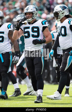 Philadelphia, Pennsylvania, USA. Okt, 2018 21. Carolina Panthers linebacker Lukas Kuechly (59) sieht in der NFL Spiel zwischen den Carolina Panthers und die Philadelphia Eagles am Lincoln Financial Field in Philadelphia, Pennsylvania. Christopher Szagola/CSM/Alamy leben Nachrichten Stockfoto