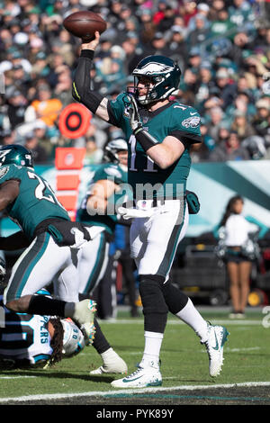 Philadelphia, Pennsylvania, USA. Okt, 2018 21. Philadelphia Eagles quarterback Carson Wentz (11), die in Aktion während der NFL Spiel zwischen den Carolina Panthers und die Philadelphia Eagles am Lincoln Financial Field in Philadelphia, Pennsylvania. Christopher Szagola/CSM/Alamy leben Nachrichten Stockfoto