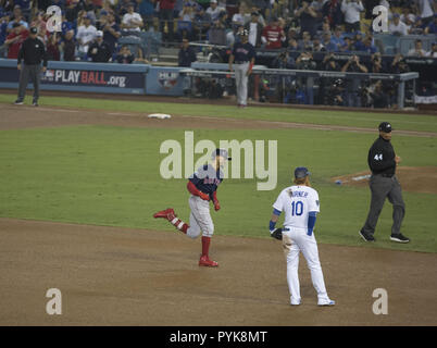 Los Angeles, Kalifornien, USA. 28 Okt, 2018. LOS ANGELES, Ca - 28. Oktober: mookie Betts #50 der Boston Red Sox hits einen sechsten Inning home run gegen die Los Angeles Dodgers in Spiel fünf des 2018 World Series im Dodger Stadium am 28. Oktober 2018 in Los Angeles, Kalifornien. ARMANDO ARORIZO Credit: Armando Arorizo/Prensa Internacional/ZUMA Draht/Alamy leben Nachrichten Stockfoto