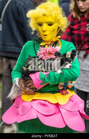 New York, USA, 28. Oktober 2018. Eine Frau trägt Ihr Hund das Tragen einer KÖNIGIN-BIENE Outfit während der 28. jährlichen Tompkins Square Halloween hund Parade in New York City. Credit: Enrique Ufer/Alamy leben Nachrichten Stockfoto