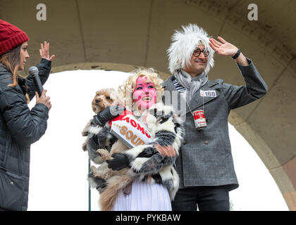 New York, USA, 28. Oktober 2018. Der Hund trägt ein Campbell Soup Outfit mit seinen Besitzern wie Andy Warhol und Marilyn Wave von der Bühne während der 28. jährlichen Tompkins Square Halloween hund Parade in New York City gekleidet. Credit: Enrique Ufer/Alamy leben Nachrichten Stockfoto