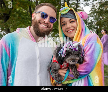 New York, USA, 28. Oktober 2018. Ein paar und Ihren Hund tragen Einhorn Kostüme auf der 28. jährlichen Tompkins Square Halloween hund Parade in New York City. Credit: Enrique Ufer/Alamy leben Nachrichten Stockfoto