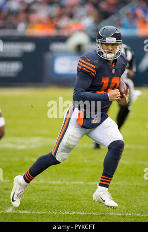 Chicago, Illinois, USA. 28 Okt, 2018. -Bears Quarterback #10 Mitchell Trubisky in Aktion während der NFL Spiel zwischen den New York Jets und Chicago Bears im Soldier Field in Chicago, IL. Fotograf: Mike Wulf Credit: Csm/Alamy leben Nachrichten Stockfoto