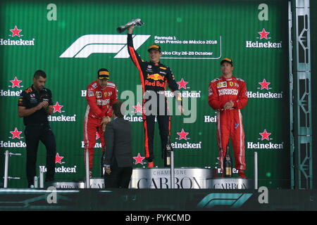 Mexiko City, Ferrari's Deutsche Fahrer Sebastian Vettel (2 L) und Ferrari des Finnen Kimi Räikkönen (1. R) reagieren auf dem Podium während der mexikanischen Formel 1 Grand Prix in Hermanos Rodriguez Rennbahn in Mexiko Stadt. 28 Okt, 2018. Der Red Bull niederländische Fahrer Max Verstappen (2. R), Ferraris deutschen Fahrer Sebastian Vettel (2 L) und Ferrari des Finnen Kimi Räikkönen (1. R) reagieren auf dem Podium während der mexikanischen Formel 1 Grand Prix in Hermanos Rodriguez Rennbahn in Mexiko City, Mexiko am Okt. 28, 2018. Credit: Xin Yuewei/Xinhua/Alamy leben Nachrichten Stockfoto