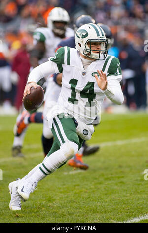 Chicago, Illinois, USA. 28 Okt, 2018. - Jets Quarterback #14 Sam Darnold in Aktion während der NFL Spiel zwischen den New York Jets und Chicago Bears im Soldier Field in Chicago, IL. Fotograf: Mike Wulf Credit: Csm/Alamy leben Nachrichten Stockfoto