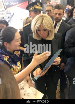 Paris, Paris, China. 29 Okt, 2018. Paris, France-Brigitte Längestrich Erfahrungen der Traditionellen Chinesischen Handwerk des Lüfters an der 24. Welttag der Immateriellen Kulturerbes Expo im Louvre in Paris, Frankreich, statt. Credit: SIPA Asien/ZUMA Draht/Alamy leben Nachrichten Stockfoto