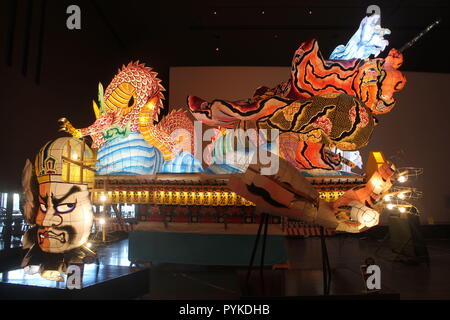 Aomori Aomori, China. 29 Okt, 2018. Aomori Japan-As Halloween Ansätze, die im japanischen Stil Ã¢â'¬ËoeHalloweenÃ¢â'¬â"¢ zeigen auch an der Nebuta Warasse Museum in Aomori gesehen werden kann, Nordosten von Japan. Viele cary' Laternen von nebuta (Ghost von Schlafen) können im Museum zu sehen. ''Nebuta'' bezieht sich auf die Schwimmer eines tapferen Krieger - Abbildung, die durch das Zentrum der Stadt durchgeführt wird, während die Tänzer tragen eine einzigartige Art von Kostüm genannt haneto Tanz um in der Zeit mit dem Gesang RasserÃ" (Verkürzung der dialektalen Version von ''irasshai'', Besucher und Kunden zu schauen oder melden Sie). Die A Stockfoto