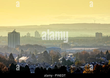 Glasgow, Schottland, Großbritannien. 29 Okt, 2018. UK Wetter eisiger Start in den Morgen als die Stadt weiß leuchtet über Nacht, da kalter Nebel Perspektive gibt, um die fernen Türme über Bellahouston und Pollok Parks im Süden der Stadt. Credit: Gerard Fähre / alamy Leben Nachrichten Stockfoto