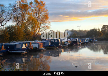 Rufford, Burscough, Preston, Lancashire, UK. 29 Okt, 2018. UK Wetter. Eine kalte und verbreitet Frost aber viel Sonnenschein für Hausboote Bewohner an der St Mary's Marina, auf einer schön ruhigen Teil der Rufford Branch der Leeds - Liverpool Canal entfernt. Credit: MediaWorldImages/Alamy leben Nachrichten Stockfoto