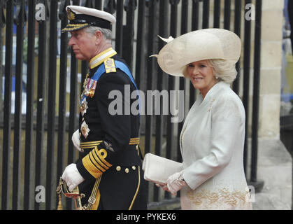 London, Großbritannien. 29 Apr, 2011. Der britische Prinz Charles kommt mit Herzogin Camilla am Westminster Abbey für die Hochzeit seines Sohnes Prince Wiliam und Kate Middleton in London, Großbritannien, 29. April 2011. Rund 1.900 Gäste in der königlichen Hochzeit eingeladen. Credit: Boris Roessler dpa | Verwendung weltweit/dpa/Alamy leben Nachrichten Stockfoto