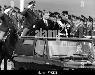 Der britische Thronfolger Prinz Charles (r) und der Regierende Bürgermeister von Berlin, Eberhard Diepgen (L) an der letzten Berlin Parade am 27. Mai 1994 zu Ehren des Geburtstags der Königin Elizabeth II. ist. Durch den Rückzug der Alliierten Streitkräfte aus Berlin, es ist gleichzeitig der Abschied Parade der Britischen Streitkräfte, die in Berlin stationiert sind. Prinz Charles trägt die Uniform der Schottischen 'Highlander'. | Verwendung weltweit Stockfoto