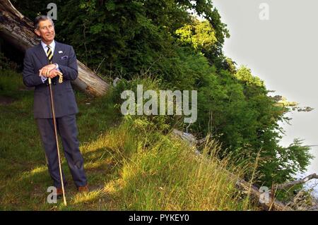 (Dpa) - Der Prinz von Wales ruht sich auf seinen Spazierstock, als er eine kleine Pause bei seinem Spaziergang auf der Insel Vilm, einer kleinen Insel Naturschutzgebiet aus Rügen in der Ostsee, den 11. Juni 2002 dauert. Der Anlass für seinen Zweitägigen offiziellen Besuch in Deutschland ist die Gewährung des europäischen Naturerbes Fonds Umweltpreis 2002. Prinz Charles ist für die Förderung des ökologischen Landbaus und die Erhaltung der biologischen Vielfalt geehrt. | Verwendung weltweit Stockfoto