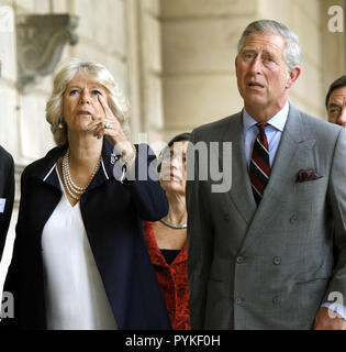 Berlin, Deutschland. 30 Apr, 2009. Prinz Charles, Prinz von Wales (R) und seine Frau Camilla, Herzogin von Cornwall (L) Besuchen Sie das Neue Museum in Berlin, Deutschland, 30. April 2009. Der britische Thronfolger und seine Frau sind derzeit auf ihrem ersten offiziellen Besuch in Berlin und Potsdam. Quelle: Wolfgang Kumm | Verwendung weltweit/dpa/Alamy leben Nachrichten Stockfoto