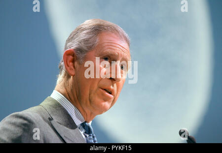 Kopenhagen, Dänemark. 15. Dez 2009. Der britische Prinz Charles spricht bei der feierlichen Eröffnung der Konferenz der Minister bei der UN-Weltklimakonferenz in Kopenhagen, Dänemark, 15. Dezember 2009. Die Konferenz hat in seine entscheidende Phase eingetreten ist. Credit: KAY NIETFELD | Verwendung weltweit/dpa/Alamy leben Nachrichten Stockfoto