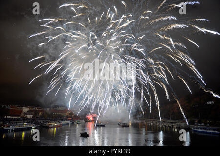 Prag, Tschechische Republik. 28 Okt, 2018. Tausende von Menschen haben sich die Prager Feuerwerk 100 Jahre seit der Geburt der Tschechoslowakei trotz des kalten und regnerischen Wetters am 28. Oktober 2018, in Prag, Tschechische Republik Kennzeichnung. Quelle: Michaela Říhová/CTK Photo/Alamy leben Nachrichten Stockfoto