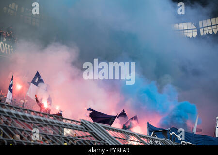 Berlin fans endete in der Hertha Block Feuerwerk, Pyrotechnik, Pyro, Bengalos, Bengal Lights, Rauch, Rauch, Bombe, zvnden, Ventilator, Ventilatoren, Zuschauer, Fans, Anhänger, ultra, Ultras, Fußball 1. Fussballbundesliga, 9. Spieltag, Borussia Dortmund (DO) - Hertha BSC Berlin (B) 2:2, am 27.10.2018 in Dortmund/Deutschland. € | Nutzung weltweit Stockfoto