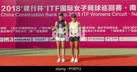 Nanning, Nanning, China. 29 Okt, 2018. Nanning, China - tennis player Ihr Qiuyu und Südkoreanischen Tennisspielerin Kim Narae gewinnen die Goldmedaille bei International Tennis Federation 2018 in Nanning, der Südwesten ChinaÃ¢â'¬â"¢s Guangxi. Credit: SIPA Asien/ZUMA Draht/Alamy leben Nachrichten Stockfoto