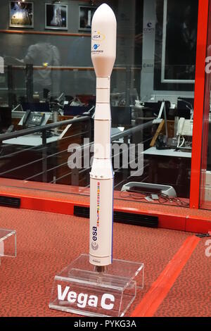 Korou, Frankreich. Okt, 2018 19. Ein Modell der Vega-C-Rakete kann am Jupiter Control Center auf dem Weltraumbahnhof Kourou in Französisch-Guayana gesehen werden. Die Vega-C ist geplant für das erste Mal in den Weltraum Ende 2019 zu starten. Credit: Janne Kieselbach/dpa/Alamy leben Nachrichten Stockfoto