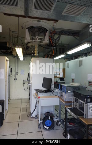 Korou, Frankreich. Okt, 2018 19. Die Zimmer können unter einem Radioteleskop auf dem Gelände der Weltraumbahnhof Kourou in Französisch-Guayana gesehen werden. Das radioteleskop ist Teil einer Bodenstation der globalen Europäischen Satellitennavigationssystem Galileo. Credit: Janne Kieselbach/dpa/Alamy leben Nachrichten Stockfoto