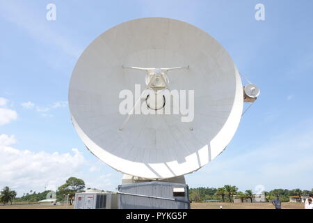 Korou, Frankreich. Okt, 2018 19. Ein radioteleskop können in den Räumlichkeiten der Weltraumbahnhof Kourou in Französisch-Guayana gesehen werden. Es ist Teil einer Bodenstation der globalen Europäischen Satellitennavigationssystem Galileo. Credit: Janne Kieselbach/dpa/Alamy leben Nachrichten Stockfoto