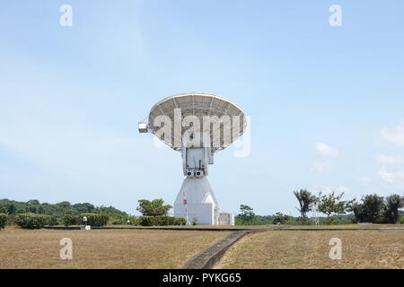 Korou, Frankreich. Okt, 2018 19. Ein radioteleskop können in den Räumlichkeiten der Weltraumbahnhof Kourou in Französisch-Guayana gesehen werden. Es ist Teil einer Bodenstation der globalen Europäischen Satellitennavigationssystem Galileo. Credit: Janne Kieselbach/dpa/Alamy leben Nachrichten Stockfoto