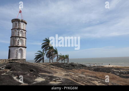 Korou, Frankreich. Okt, 2018 19. Sie können sehen, Palmen, Felsen und ein Leuchtturm am Strand von Kourou in Französisch-Guayana. Credit: Janne Kieselbach/dpa/Alamy leben Nachrichten Stockfoto