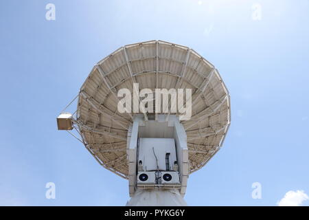 Korou, Frankreich. Okt, 2018 19. Ein radioteleskop können in den Räumlichkeiten der Weltraumbahnhof Kourou in Französisch-Guayana gesehen werden. Es ist Teil einer Bodenstation der globalen Europäischen Satellitennavigationssystem Galileo. Credit: Janne Kieselbach/dpa/Alamy leben Nachrichten Stockfoto