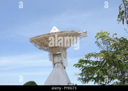 Korou, Frankreich. Okt, 2018 19. Ein radioteleskop können in den Räumlichkeiten der Weltraumbahnhof Kourou in Französisch-Guayana gesehen werden. Es ist Teil einer Bodenstation der globalen Europäischen Satellitennavigationssystem Galileo. Credit: Janne Kieselbach/dpa/Alamy leben Nachrichten Stockfoto