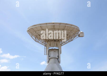 Korou, Frankreich. Okt, 2018 19. Ein radioteleskop können in den Räumlichkeiten der Weltraumbahnhof Kourou in Französisch-Guayana gesehen werden. Es ist Teil einer Bodenstation der globalen Europäischen Satellitennavigationssystem Galileo. Credit: Janne Kieselbach/dpa/Alamy leben Nachrichten Stockfoto
