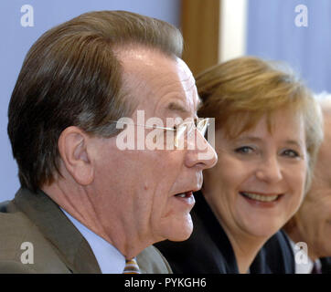 Berlin, Deutschland. 12 Nov, 2005. (Dpa) - Angela Merkel, Vorsitzende der konservativen Christlich Demokratische Union (CDU) und designierte Bundeskanzler, sieht Franz Muentefering, Vorsitzender der Sozialdemokraten (SPD) und Vizekanzler bezeichnet, während einer Pressekonferenz über den Koalitionsvertrag in Berlin, Deutschland, 12. November 2005. Der Koalitionsvertrag zwischen den Parteien, die in den letzten Wochen diskutiert wurde, wurde vorgestellt. Foto: Bernd Settnik | Verwendung weltweit/dpa/Alamy leben Nachrichten Stockfoto