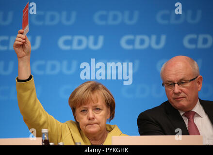 Köln, Deutschland. 10 Dez, 2014. Leiter der Christlich Demokratischen Union (CDU) und Bundeskanzlerin Angela Merkel hält ihr rotes Stimmkarte neben der CDU/CSU-Fraktionsvorsitzende Volker Kauder, auf dem CDU-Bundesparteitag in Köln, Deutschland, 10. Dezember 2014. Credit: OLIVER BERG/dpa | Verwendung weltweit/dpa/Alamy leben Nachrichten Stockfoto