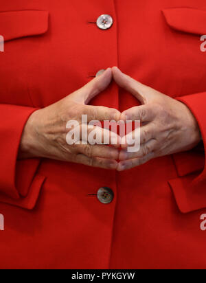 Berlin, Deutschland. 29 Aug, 2017. Die deutsche Bundeskanzlerin Angela Merkel (CDU) kommt an der Bundespressekonferenz in Berlin am 29.08.2017 für den Sommer Pressekonferenz und hat ihre Fingerspitzen zusammen. Quelle: Michael Kappeler/dpa | Verwendung weltweit/dpa/Alamy leben Nachrichten Stockfoto