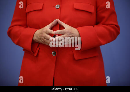 Berlin, Deutschland. 29 Aug, 2017. Die deutsche Bundeskanzlerin Angela Merkel (CDU) kommt an der Bundespressekonferenz in Berlin am 29.08.2017 für den Sommer Pressekonferenz und hat ihre Fingerspitzen zusammen. Quelle: Michael Kappeler/dpa | Verwendung weltweit/dpa/Alamy leben Nachrichten Stockfoto